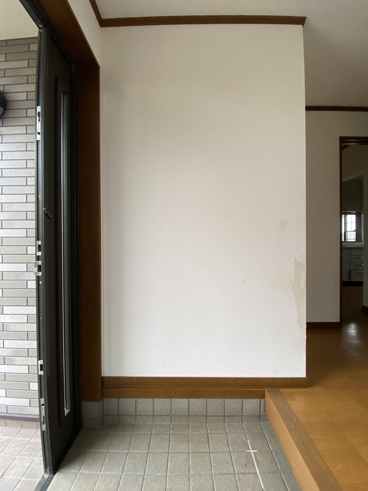 改修前の同位置。玄関からホールへ上がる