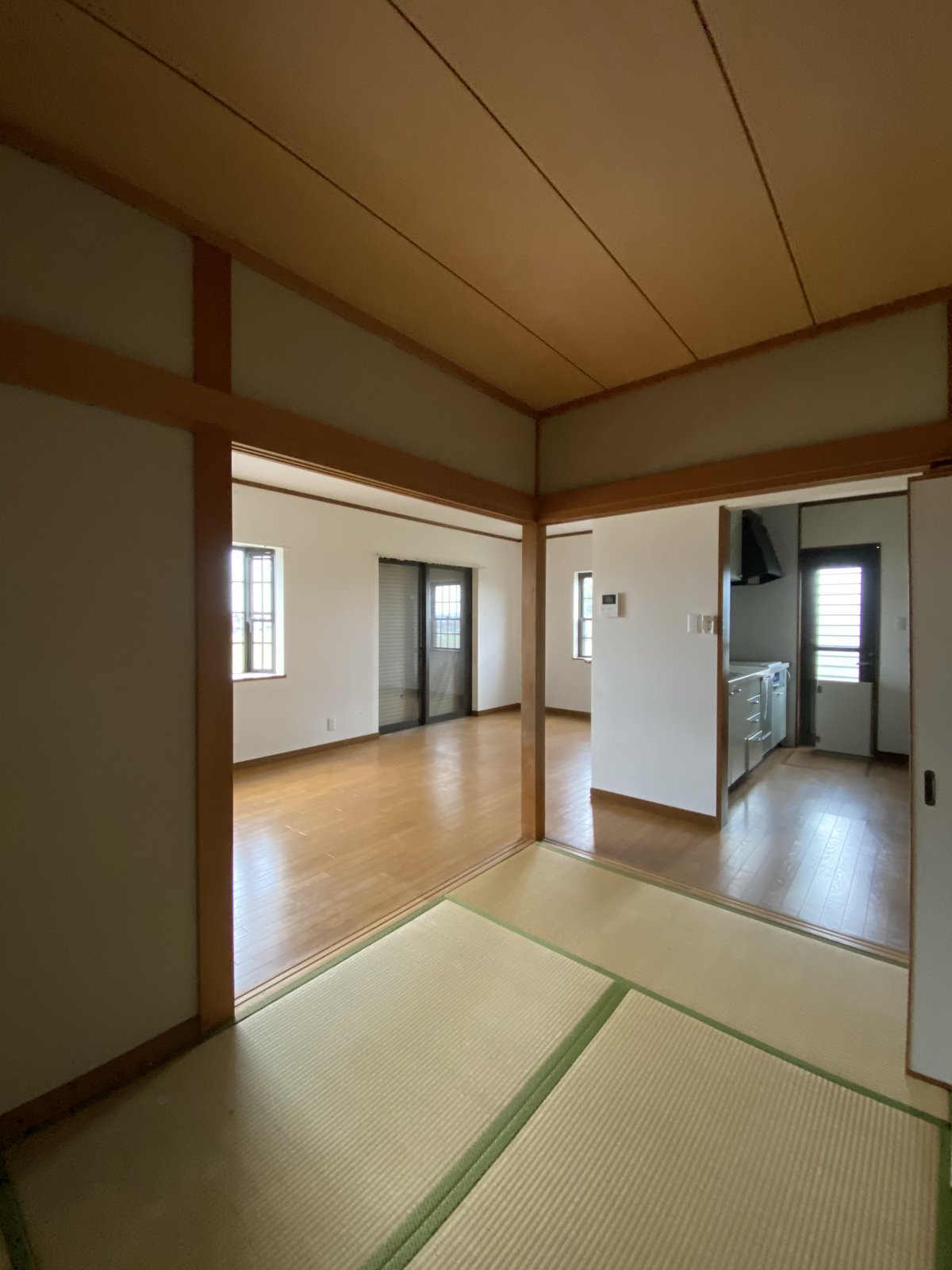 改修前。和室からLDK方向を見る