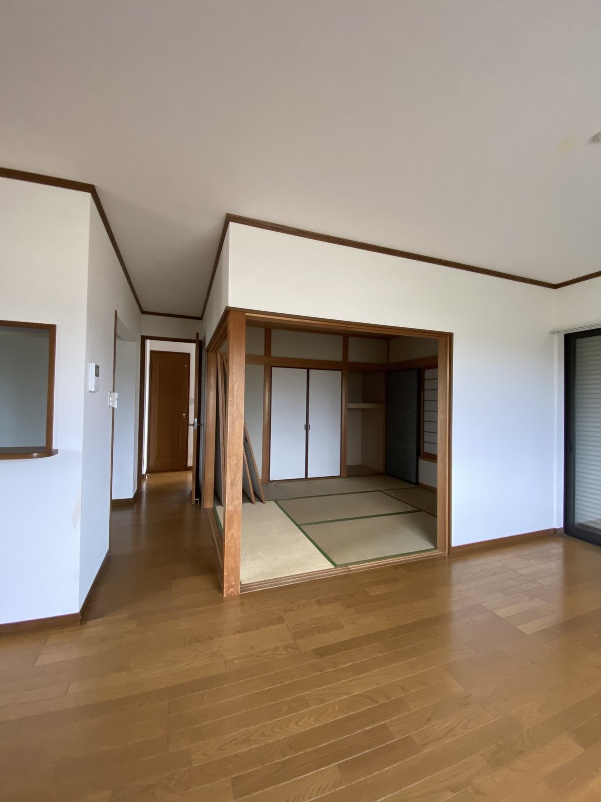 改修前の同方向。和室の続き間と廊下